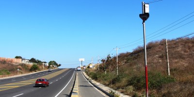 Radar para control del tránsito en una de las vías de la ciudad de Manta. Manabí, Ecuador.