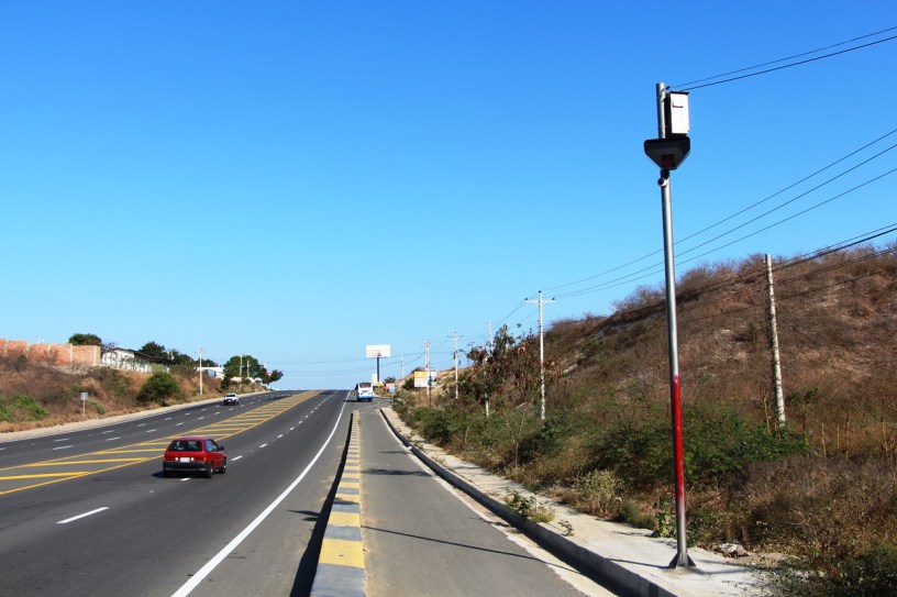 Radar para control del tránsito en una de las vías de la ciudad de Manta. Manabí, Ecuador.