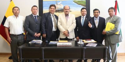 Directivos de FEDOTAXIS posan en Quito con el segundo vicepresidente de la Asamblea Nacional de la República.