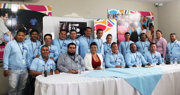 Miembros del gremio de transportistas del Muelle Flotante de Manta posan junto a funcionarios de la Subdirección de Emprendimiento Productivo del Patronato municipal de Manta. Manabí, Ecuador.