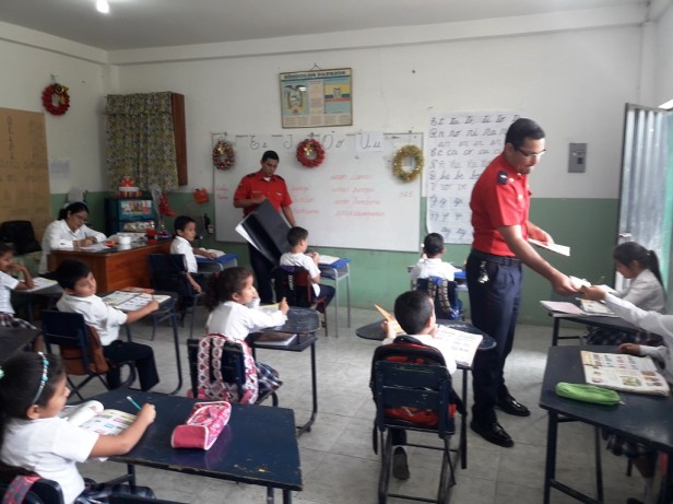 Bomberos de Chone instruyen a niños estudiantes para que sepan el manejo correcto de juegos explosivos y flamígeros. Manabí, Ecuador.