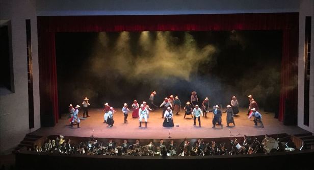Actores de la Ópera Eloy Alfaro, en el escenario del Teatro Benjamín Carrión Mora de la ciudad de Loja, Ecuador.