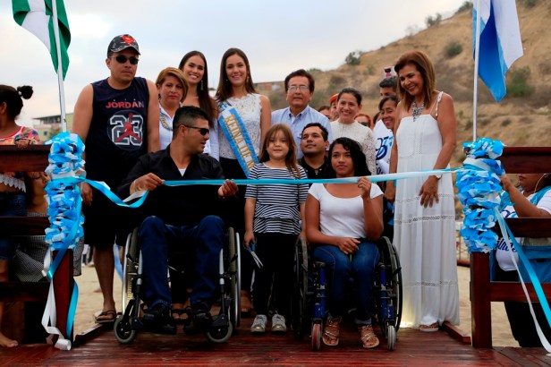 Acto inaugural de la caminera inclusiva construida en la playa marina de San Mateo en Manta. Manabí, Ecuador.