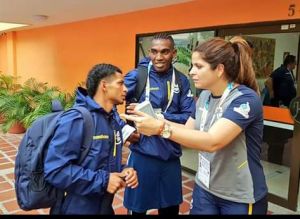 El boxeador montecristense Jean Carlos Caicedo habla con la ministra ecuatoriana de Deportes, Andrea Sotomayor Andrade.