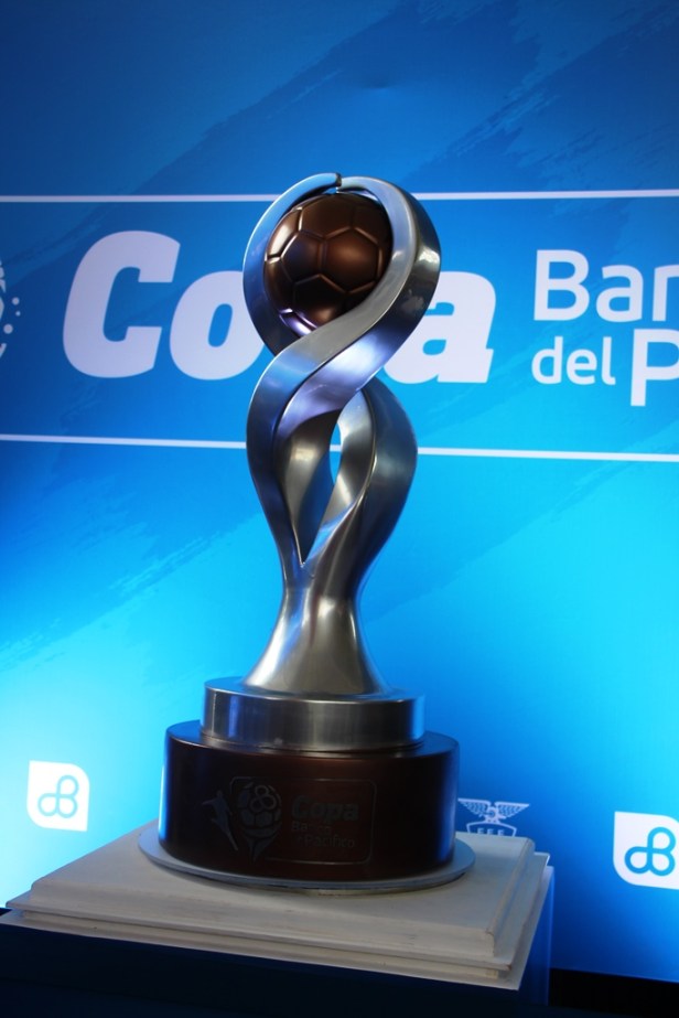 Trofeo Banco del Pacífico para el campeón 2017 del fútbol ecuatoriano.