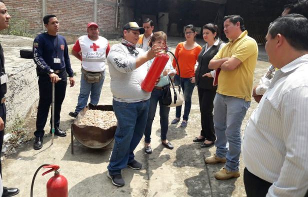 Técnicos del Cuerpo de Bomberos de Chone adiestran a un grupo de brigadistas voluntarios. Manabí, Ecuador.