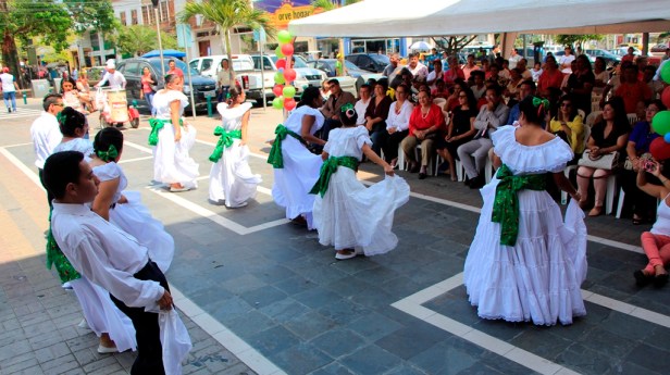 Grupo de baile folclórico conformado con jóvenes discapacitados. Manta, Ecuador.