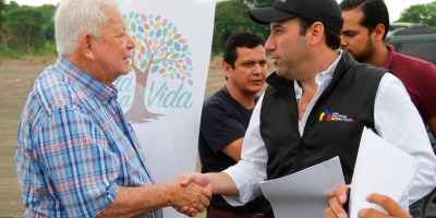 Alcalde de Bolívar saluda con gerente general de la Empresa Pública Casa Para Todos. Manabí, Ecuador.