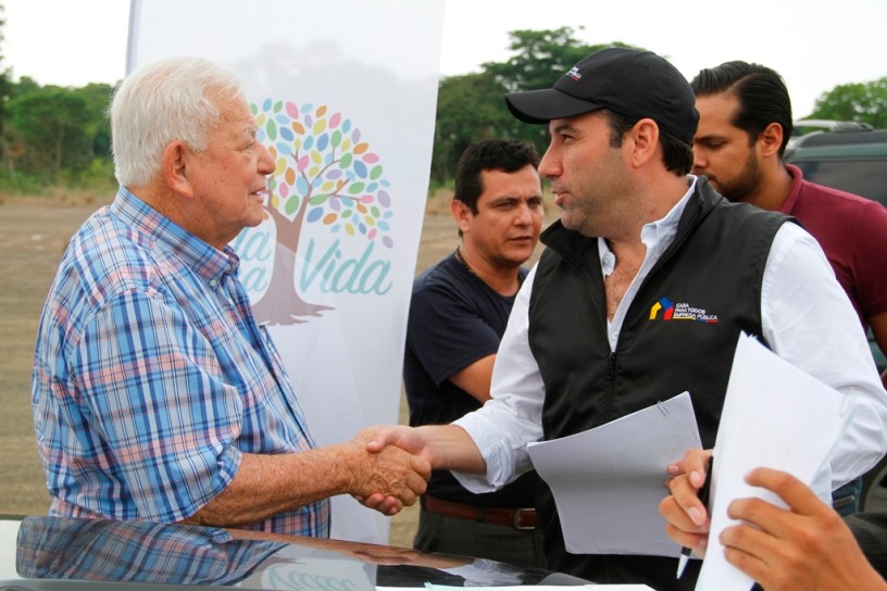 Alcalde de Bolívar saluda con gerente general de la Empresa Pública Casa Para Todos. Manabí, Ecuador.