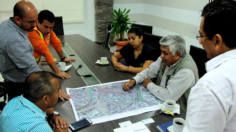 El alcalde de Manta y técnicos viales municipales y de Ecuador Estratégico, discuten cómo ha de ser el nuevo paso elevado frente a Inepaca. Manabí, Ecuador.