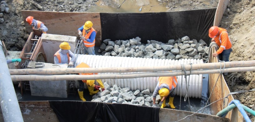 Sustituyen colector de aguas negras que evita caída de estas al cauce seco del Río Manta. Manabí, Ecuador.