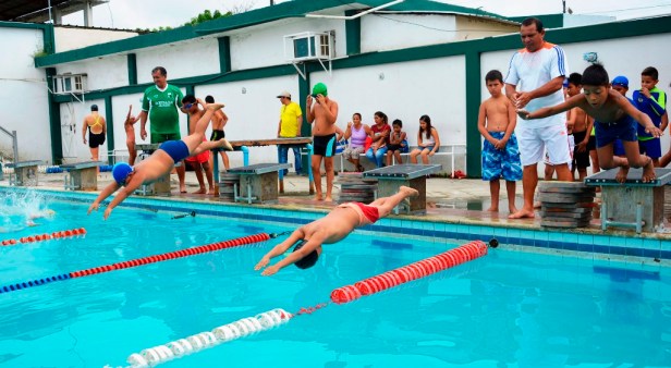 Niños aprendiendo a nadar en una piscina municipal de Chone. Manabí, Ecuador.