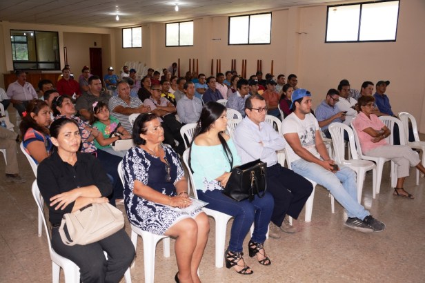 Público de Chone con el que se socializó las normas regulatorias para el funcionamiento de camaroneras alrededor del humedal La Segua. Manabí, Ecuador.