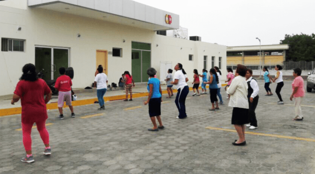 Una sesión de bailoterapia guiada por especialistas de un centro del Distrito de Salud 13D02. Manabí, Ecuador.