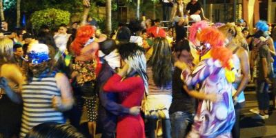 Celebrantes disfrazados en una ceremonia barrial de Bajada de Reyes en Santa Ana. Manabí, Ecuador.