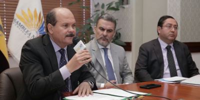 El ministro de Finanzas comparece ante las autoridades de la Asamblea Nacional del Ecuador, en Quito.