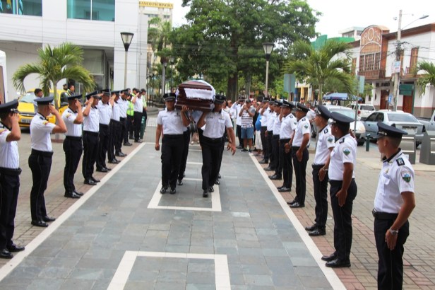 Agentes municipales de tránsito de Manta forman una Calle de Honor al paso del ferétro con el cuerpo inerte del exalcalde Onofre DeGenna Arteaga. Manabí, Ecuador.