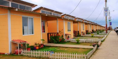 Unidades de "Casa para todos" en la Urbanización Municipal Ceibo Renacer de Manta. Manabí, Ecuador.