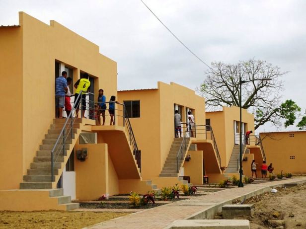 Damnificados por el terremoto de 2016 toman posesión de sus nuevas viviendas en la Urbanización Nuevo Jaramijó, del MIDUVI. Manabí, Ecuador.