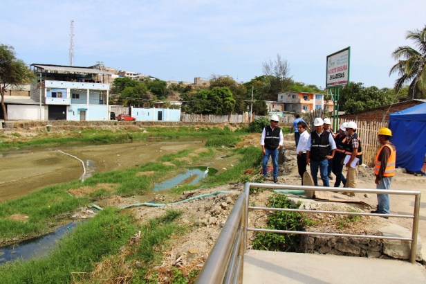 Agua servida derramada en el cauce seco del Río Manta. Manabí, Ecuador.