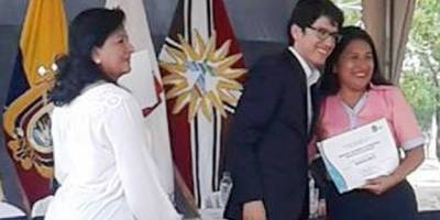 Delegadas municipales de Montecristi reciben el certificado de que su institución es un "Municipio Saludable". Manabí, Ecuador.