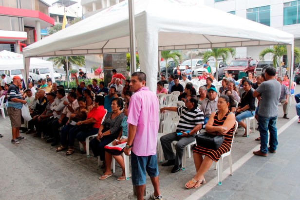Contribuyentes municipales de Manta esperan pacientes el turno para pagar el impuesto predial de 2018. Manabí, Ecuador.