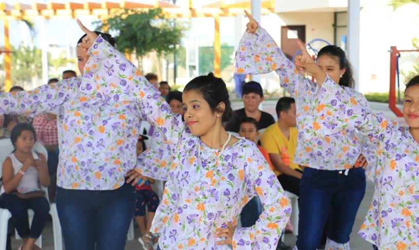 Estudiantes de baile en el Patronato municipal de Manta, hacen una demostración pública. Manabí, Ecuador.