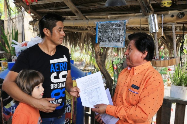 Entrega-recepción de un equipo de riego por goteo facilitado por el Municipio de Manta a un cultivador de huerto urbano ecológico. Manabí, Ecuador.