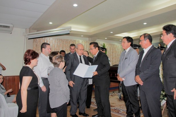 Familiares cercanos del exalcalde de Manta, Onofre DeGenna, recibiendo las condolencias del alcalde y los concejales en funciones. Manabí, Ecuador.