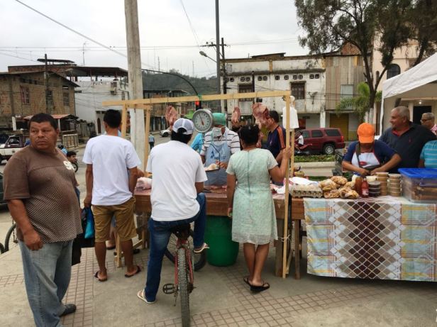Compradores en un stand de una feria de productos agrícolas en la Plazoleta Elio Santos Macay de Chone. Manabí, Ecuador.