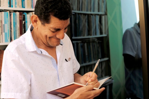Gustavo Cañizares rubrica uno de sus poemarios más recientes. Manabí, Ecuador.