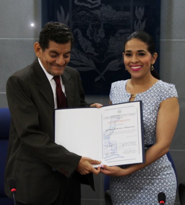 El poeta Gustavo Cañizares recibe un Acuerdo del Concejo municipal de Manta, entidad que reconoce los méritos literarios del autor. La entrega es hecha por la concejal Lady García. Manabí, Ecuador.