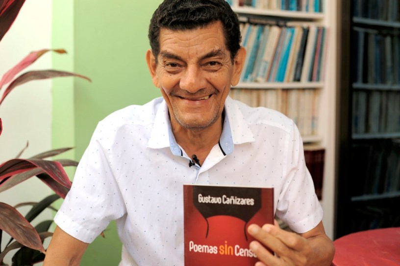 El poeta Gustavo Cañizares muestra una de sus últimas obras, en Manta. Manabí, Ecuador.