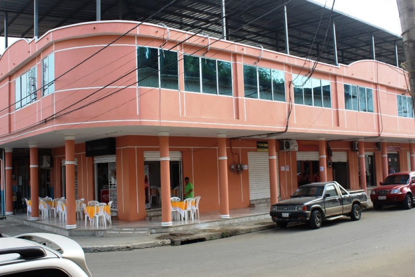 Edificio donde funciona el Registro Mercantil y de la Propiedad, en Chone. Manabí, Ecuador.