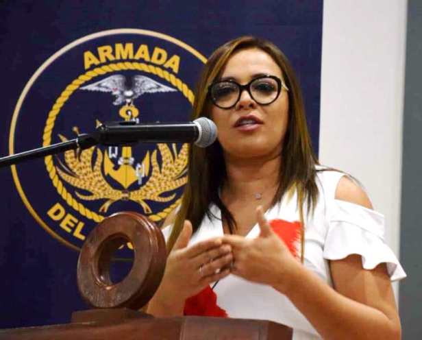 Ledy Zúñiga, secretaria ejecutiva de la Secretaría Técnica de Prevención de Consumo de Drogas, hablando en la presentación oficial de la campaña "Por un mar sin drogas", en Jaramijó. Manabí, Ecuador.