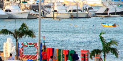 Nombre MANTA, en 3D, situado en el borde del malecón de la ciudad de ese nombre. Manabí, Ecuador.