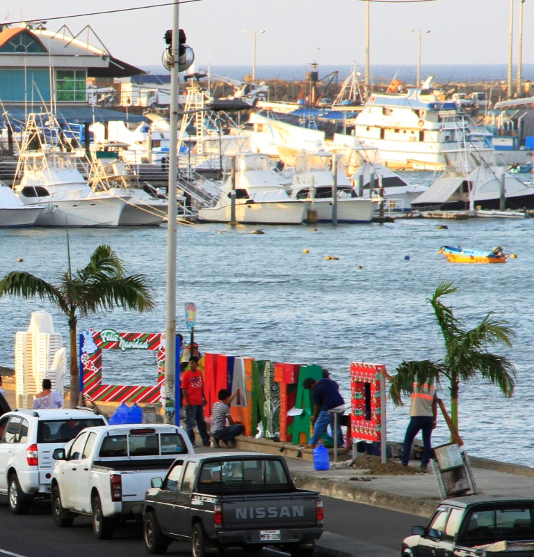 Nombre MANTA, en 3D, situado en el borde del malecón de la ciudad de ese nombre. Manabí, Ecuador.
