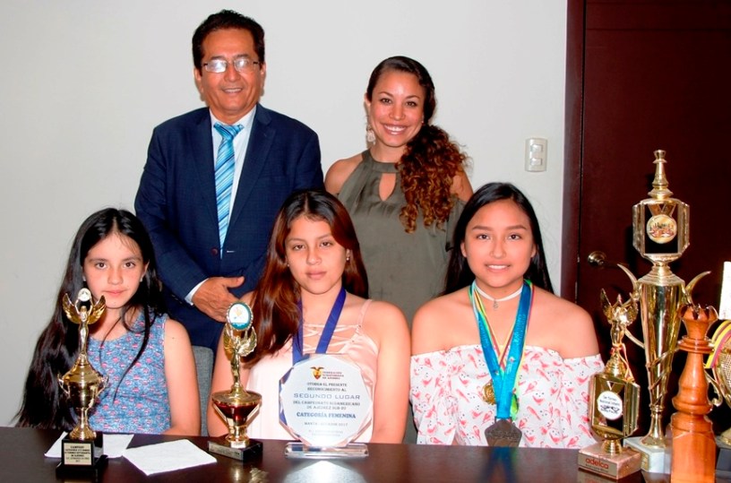 Amelí Artieda Berrú, Saydé Iza Mendoza y Fanny Núñez Giler, niñas de Manta sobresalientes en el ajedrez. Manabí, Ecuador.