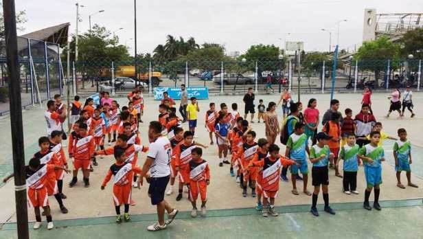 Equipos de fútbol conformados por niños aprendices en la ciudad de Manta. Manabí, Ecuador.