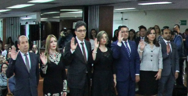 Siete nuevos magistrados de la Corte Nacional de Justicia de Ecuador, en el acto de su posesión ante el Consejo Nacional de la Judicatura. Quito, Ecuador.
