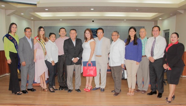 Alcalde y algunos concejales de Manta, con dos reinas cantonales y varios periodistas locales, reunidos en el Salón de la Ciudad con motivo del Día del Periodista Ecuatoriano. Manta, Manabí.