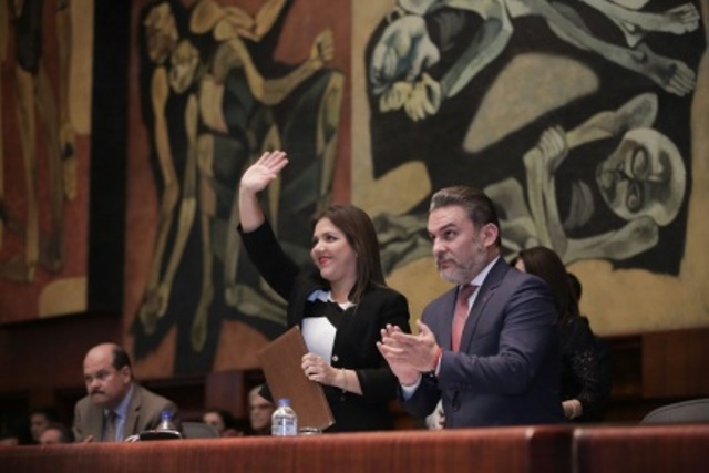 La vicepresidenta de la República, María Alejandra Vicuña Muñoz, saluda en la sala plenaria de la Asamblea Nacional del Ecuador, inmediatamente después de haber sido electa. Quito, Ecuador.