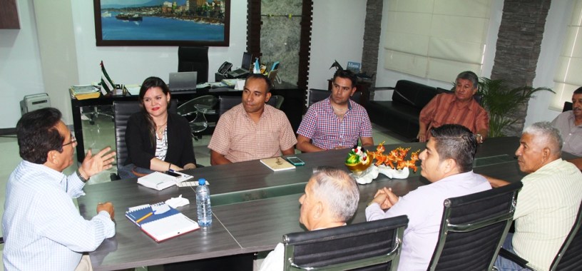 Alcalde de Manta presenta a FETUM la nueva directora municipal de tránsito. Manabí, Ecuador.