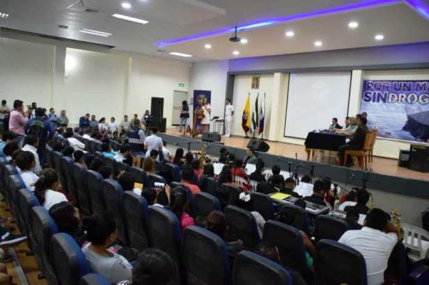 Ceremonia oficial con la que se presentó la campaña "Por un mar sin drogas", en Jaramijó. Manabí, Ecuador.