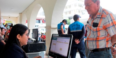 Personal de recaudación de impuestos, en el soportal del Palacio Municipal de Manta. Manabí, Ecuador.