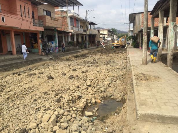 Reconstruyen piso de Calle Horacio Hidrovo Velásquez en Santa Ana. Manabí, Ecuador.