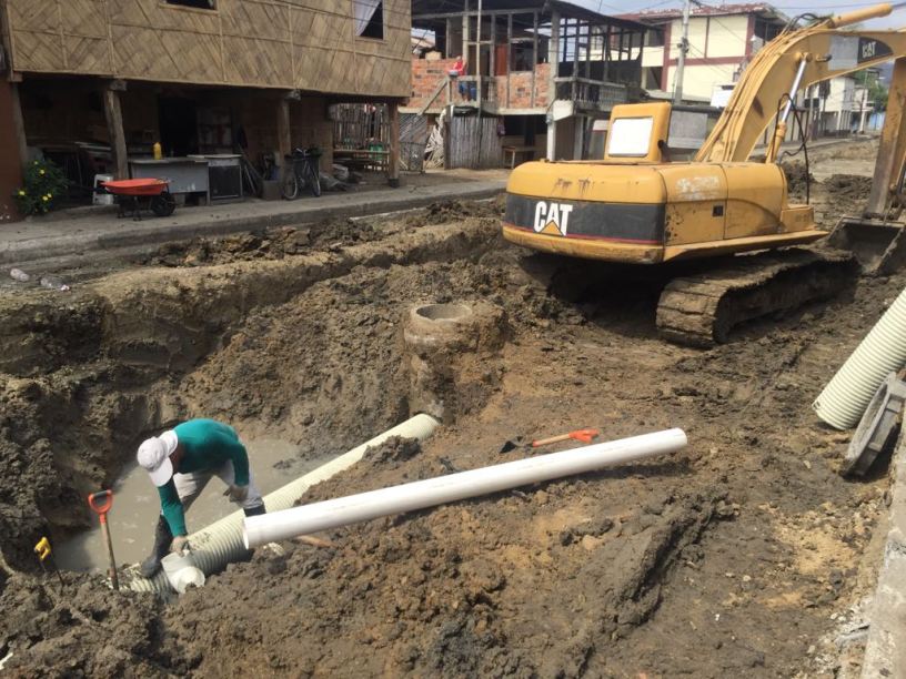 Reparación de alcantarilla sanitaria en la Calle Horacio Hidrovo Velásquez de Santa Ana. Manabí, Ecuador.