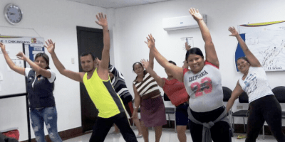 Haciendo ejercicios físicos con la guía de expertos de un centro de salud de Manta. Manabí, Ecuador.
