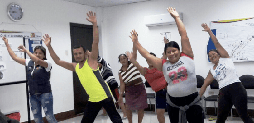 Haciendo ejercicios físicos con la guía de expertos de un centro de salud de Manta. Manabí, Ecuador.