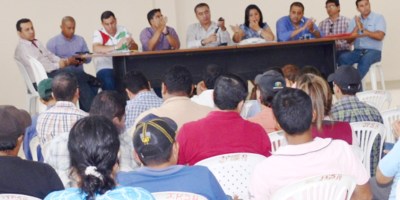 Autoridades ambientales de Manabí y de Chone socializan las normas que regulan el funcionamiento de camaroneras alrededor del humedal La Segua. Manabí, Ecuador.